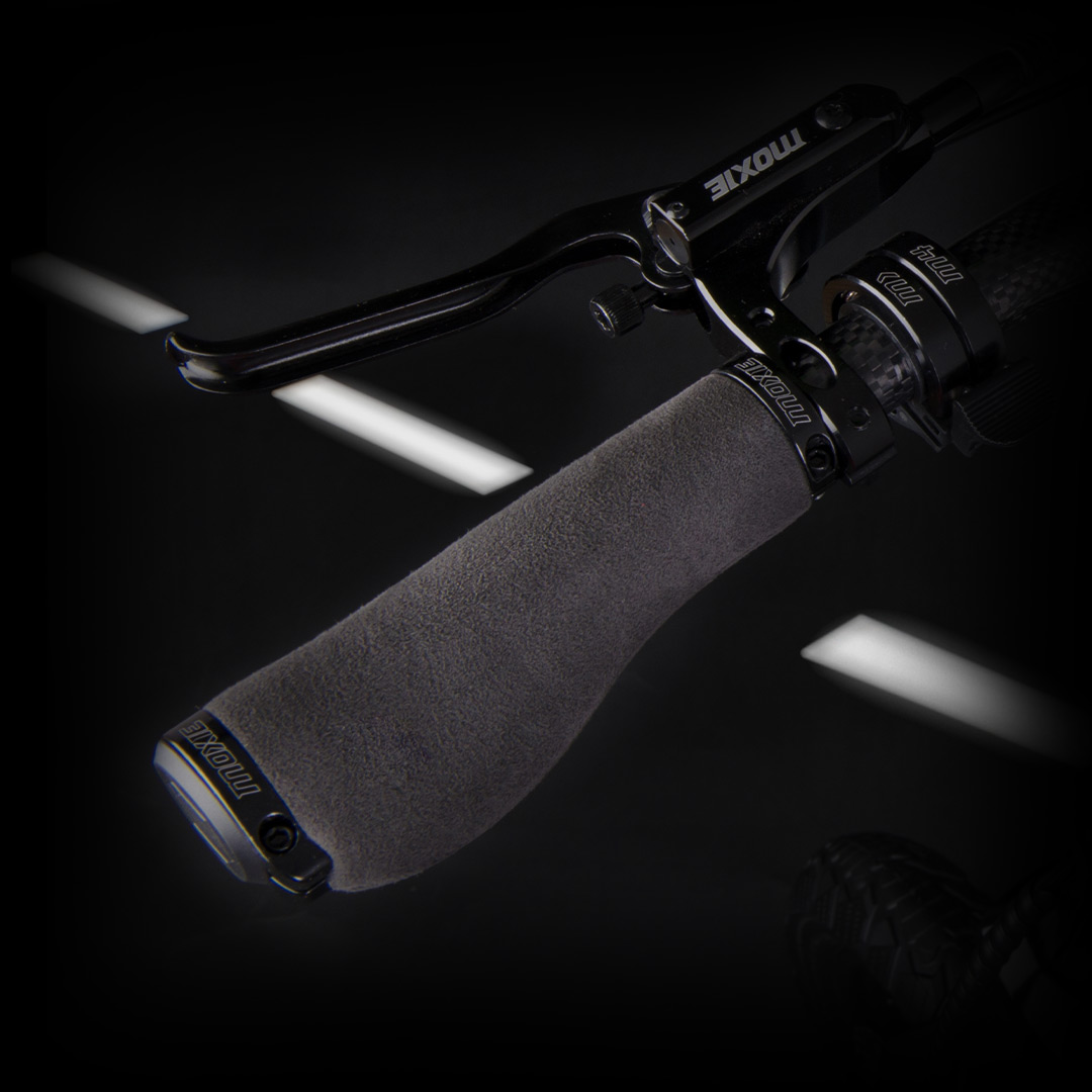 Ergonomic grips lined with genuine Italian Alcantara